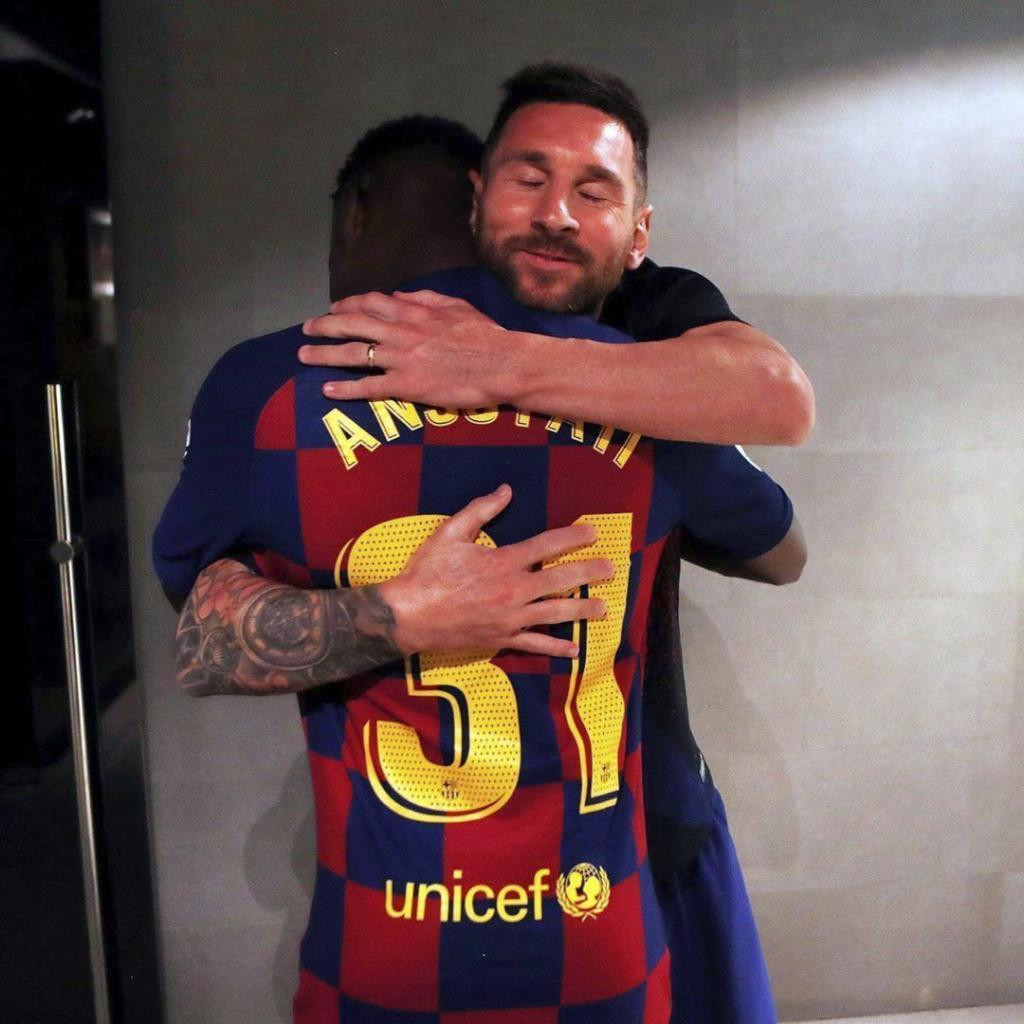 Messi abraza a Ansu Fati