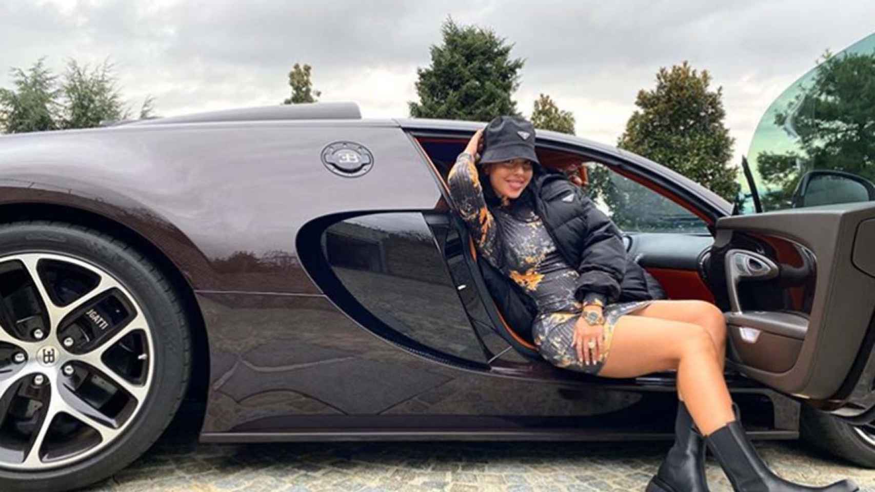 Georgina Rodríguez posa en el coche de Cristiano Ronaldo