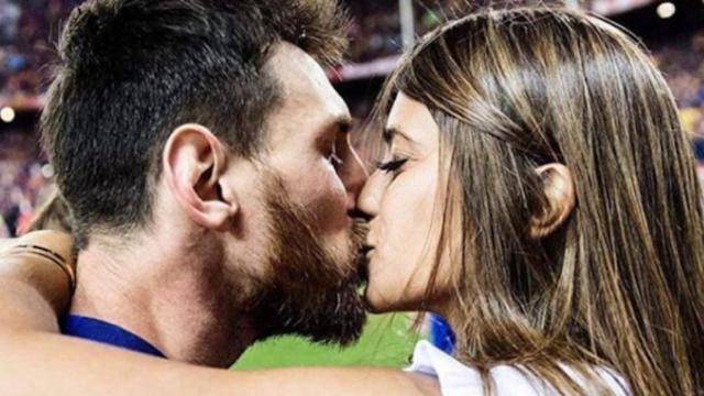 Una foto de Leo Messi y Antonella Roccuzzo besándose / Twitter