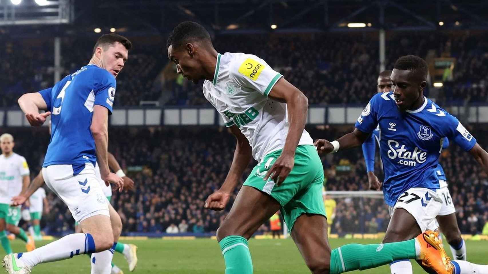 Aleksander Isak encara a varios jugadores del Everton durante la victoria del Newcastle en Premier League / REDES