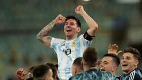 Leo Messi celebra con sus compañeros de Argentina su victoria en al final de la Copa América / EFE