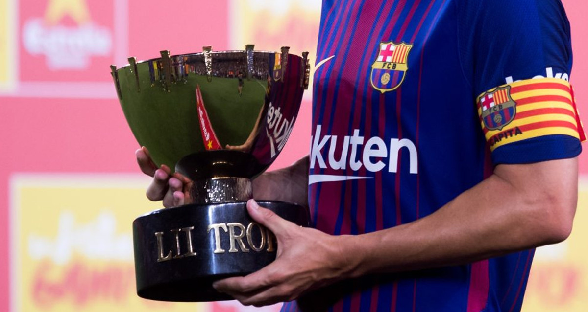 Lionel Messi, sosteniendo el Trofeo Joan Gamper, en una imagen de archivo / Redes