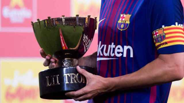 Lionel Messi, sosteniendo el Trofeo Joan Gamper, en una imagen de archivo / Redes