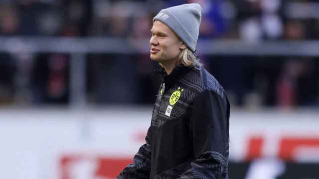 Erling Haaland, caminando sobre el campo, en la previa de un partido con el Borussia Dortmund / EFE