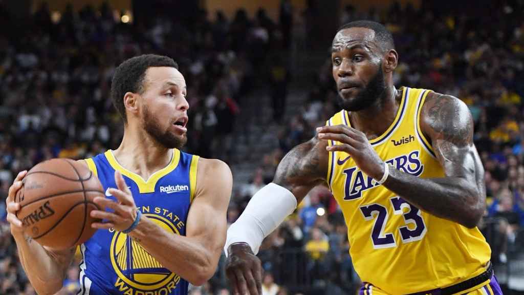 Lebron James y Stephen Curry en un partido NBA