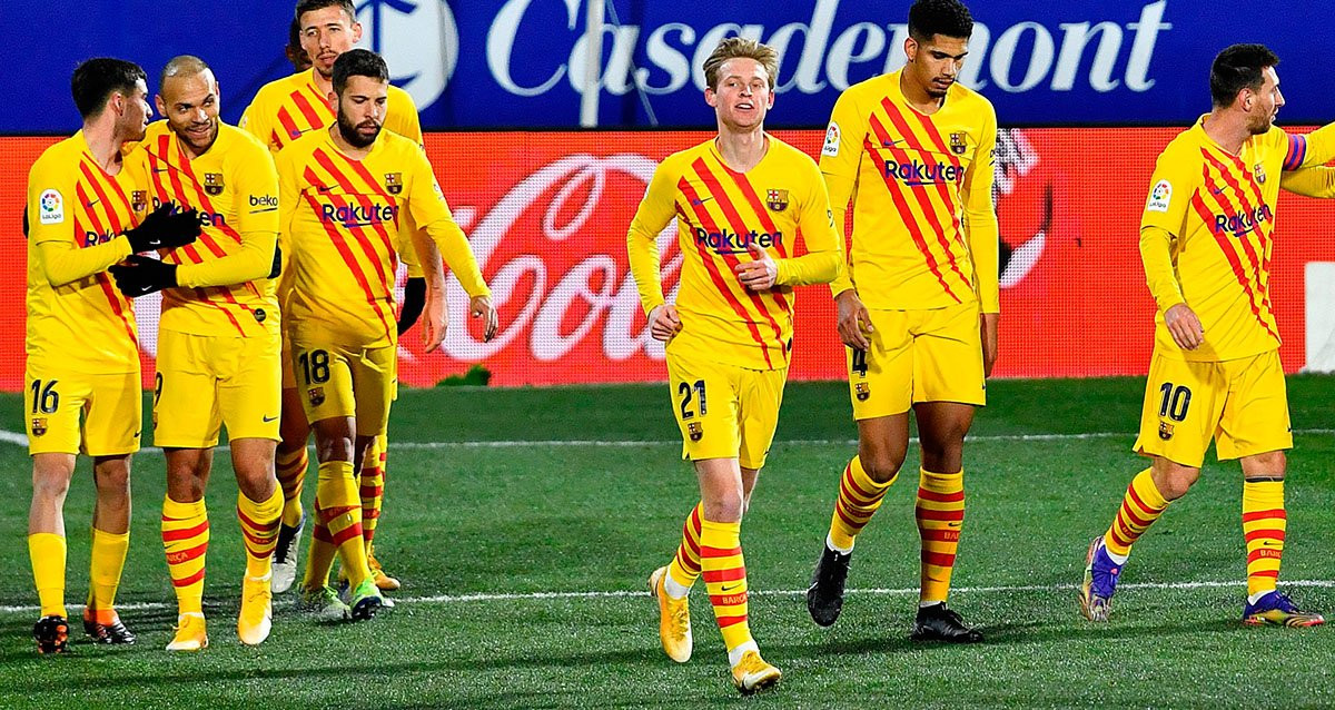 Celebración de los jugadores del Barça después del gol de Frenkie de Jong ante el Huesca / EFE