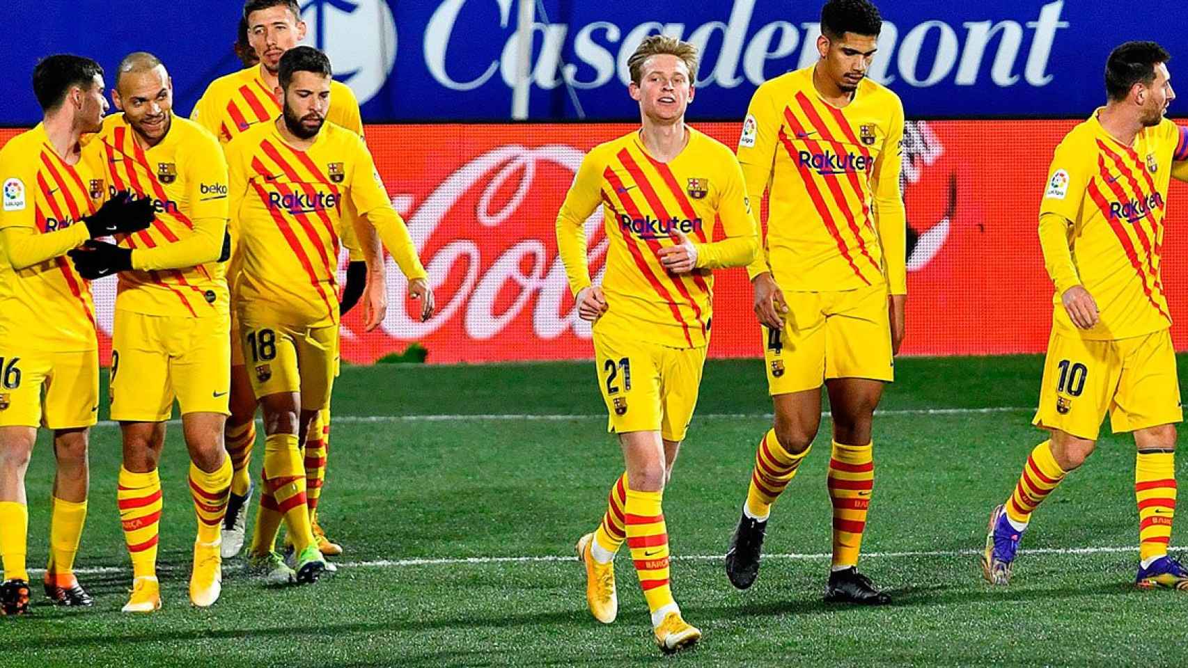 Celebración de los jugadores del Barça después del gol de Frenkie de Jong ante el Huesca / EFE