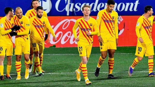 Celebración de los jugadores del Barça después del gol de Frenkie de Jong ante el Huesca / EFE