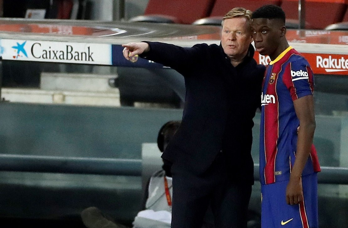 Koeman dando órdenes a Ilaix Moriba / EFE