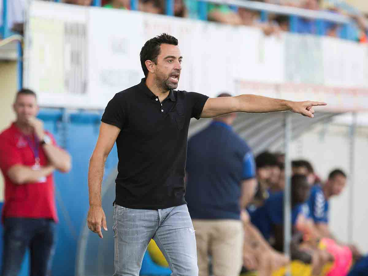 Xavi en la banda con el Al-Sadd / EFE