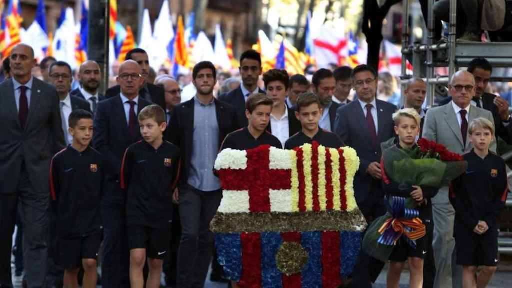 Una foto de Josep Maria Bartomeu, Sergi Roberto y otros representantes azulgranas en la ofrenda floral de la Diada de Cataluña / Twitter