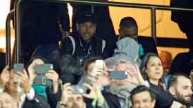 Neymar Júnior en el palco del Parc des Princes / EFE