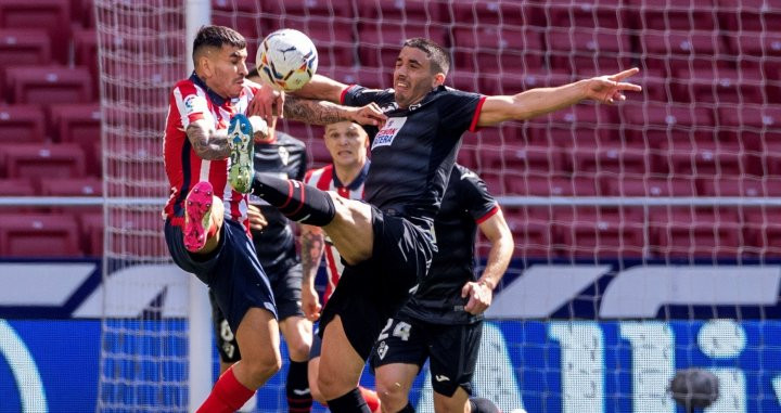 Ángel Correa luchando un balón contra el Eibar / EFE