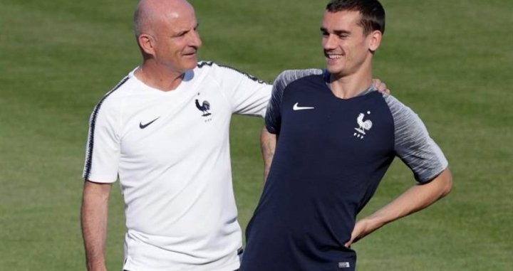 Griezmann y Deschamps en un entrenamiento con Francia/ EFE