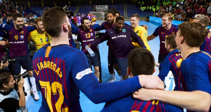 Los jugadores del Barça Lassa celebran la Liga Asobal / EFE