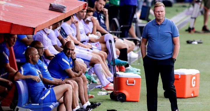 Koeman dirigiendo al Barça contra el Girona / FC Barcelona