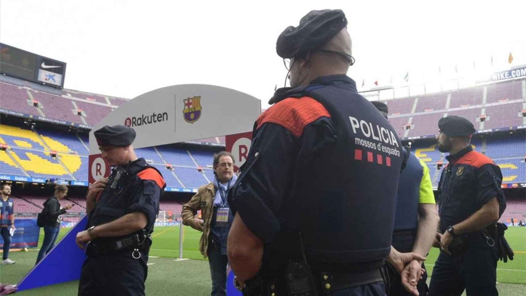 Mossos, en el Camp Nou | EFE