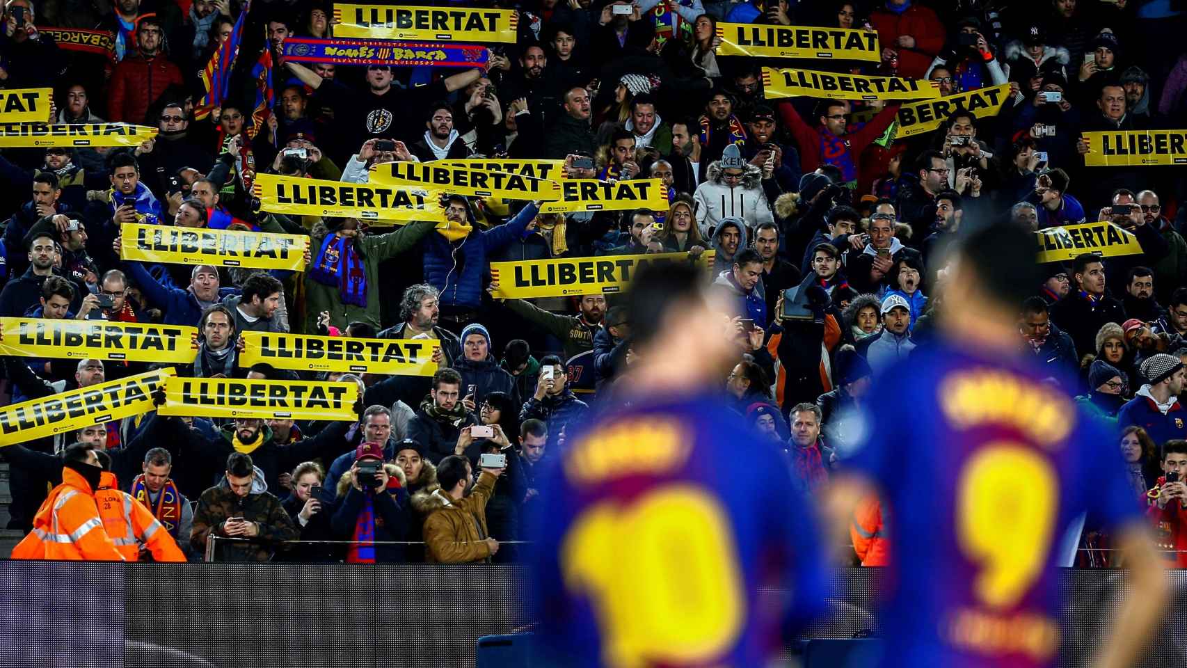 Pancartas pidiendo 'Llibertat' en el Camp Nou / Redes