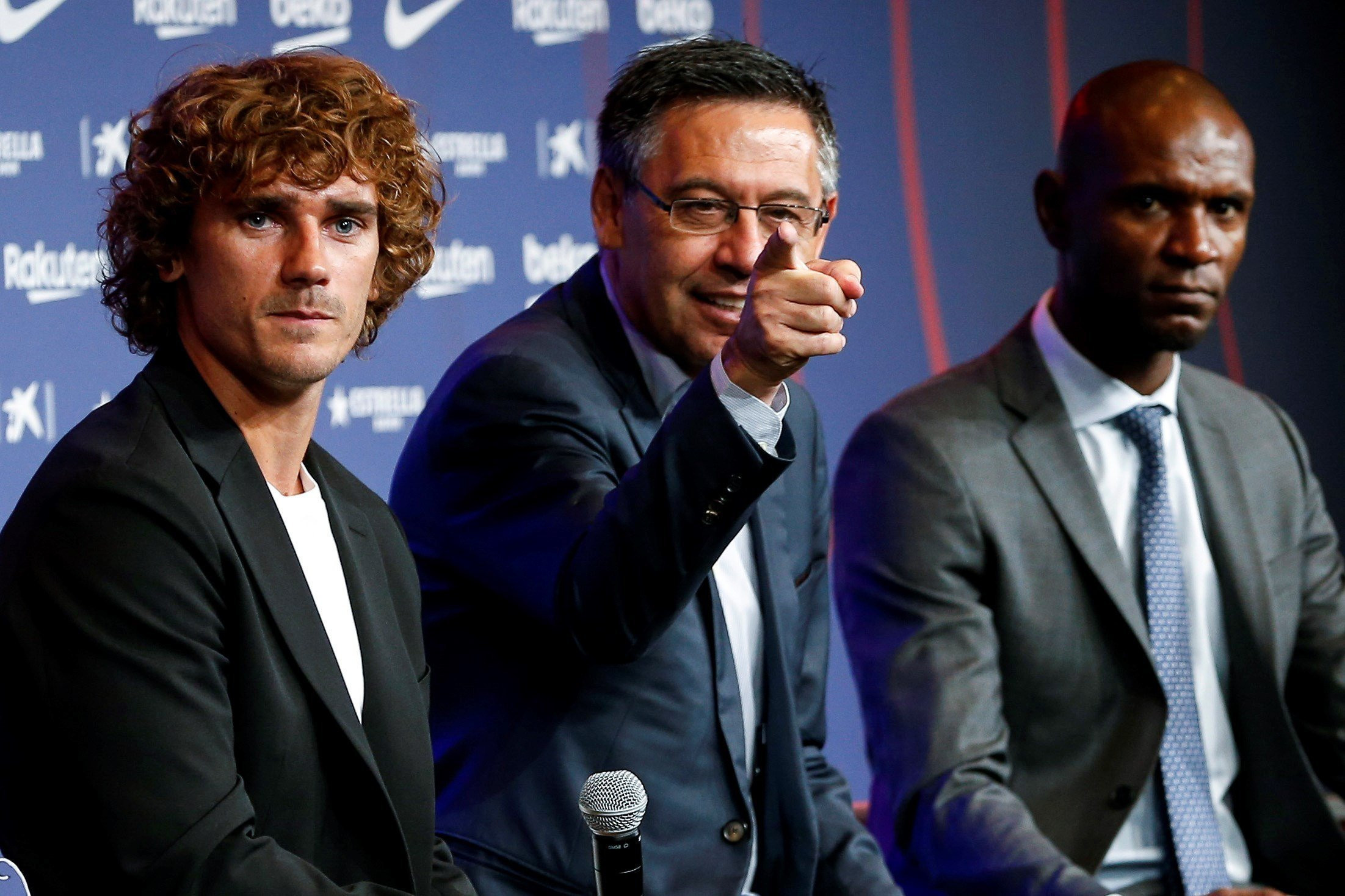 Griezmann, Bartomeu y Abidal en la presentación del delantero con el Barça / EFE