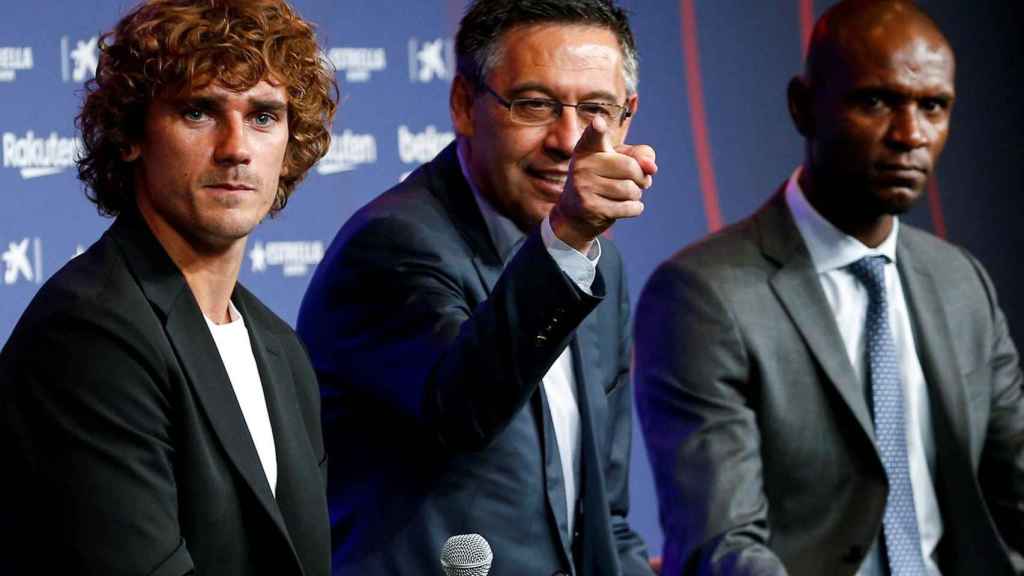 Griezmann, Bartomeu y Abidal en la presentación del delantero con el Barça / EFE