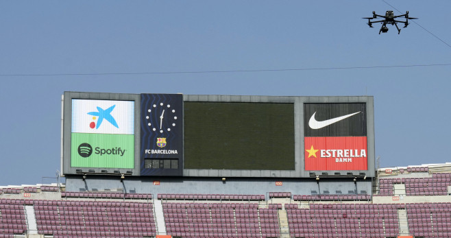 Un dron, sobrevolando el espacio aéreo del Camp Nou / EFE