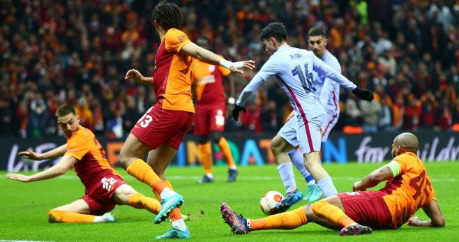 Pedri, antes de marcar al Galatasaray