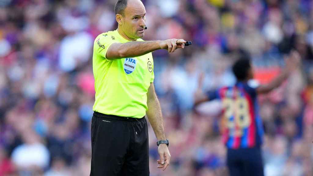 Mateu Lahoz pita penalti tras un empujón de Marcos Alonso a Joselu / REDES