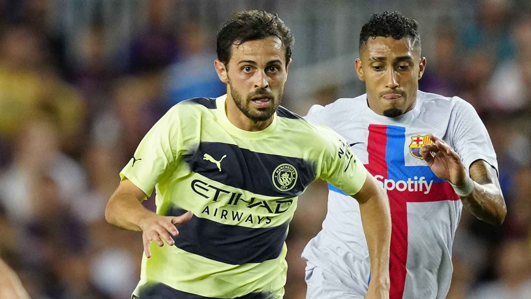 Bernardo Silva disputa el balón contra Raphinha, durante el Barça-Manchester City / EFE