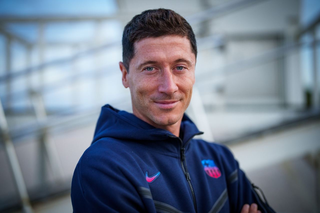 Robert Lewandowski ya posa con el chándal del Barça / FCB