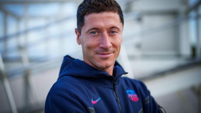 Robert Lewandowski ya posa con el chándal del Barça / FCB