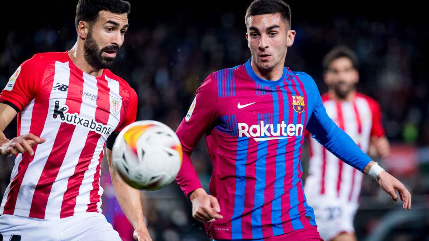 Ferran Torres, mirando el esférico, en una acción del triunfo del Barça contra el Athletic Club / FCB