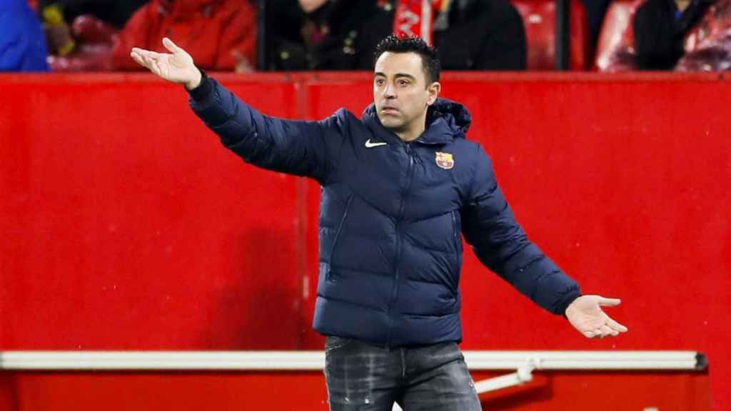 Xavi Hernández gesticula en Sevilla / EFE