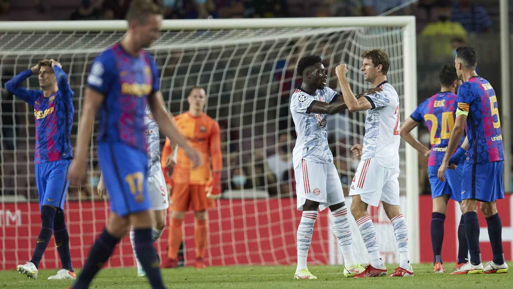 El Bayern celebra los goles sobre un triste y mediocre Barça en el Camp Nou / EFE