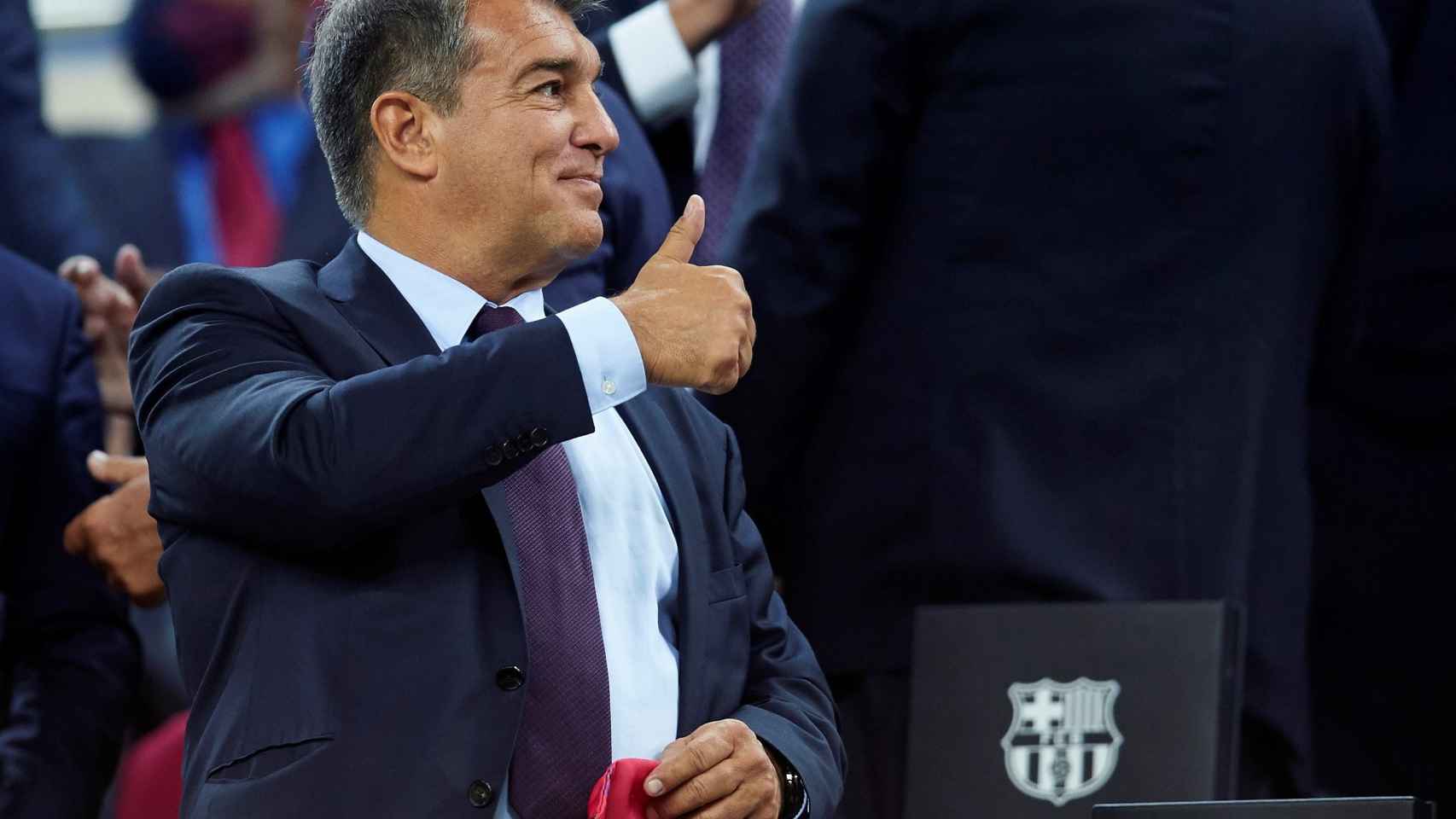 Laporta, en el palco del Camp Nou / EFE