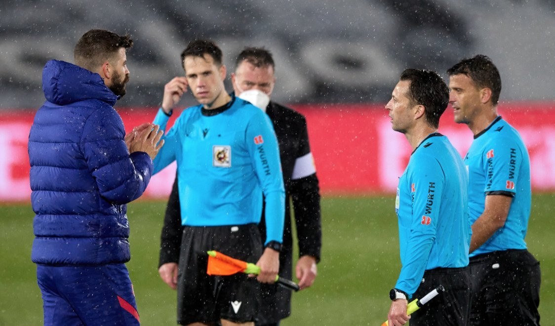 Gerard Piqué discutiendo con Gil Manzano en el clásico / REDES