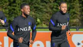 Wijnaldum y Depay en un entrenamiento de la selección neerlandesa / EFE