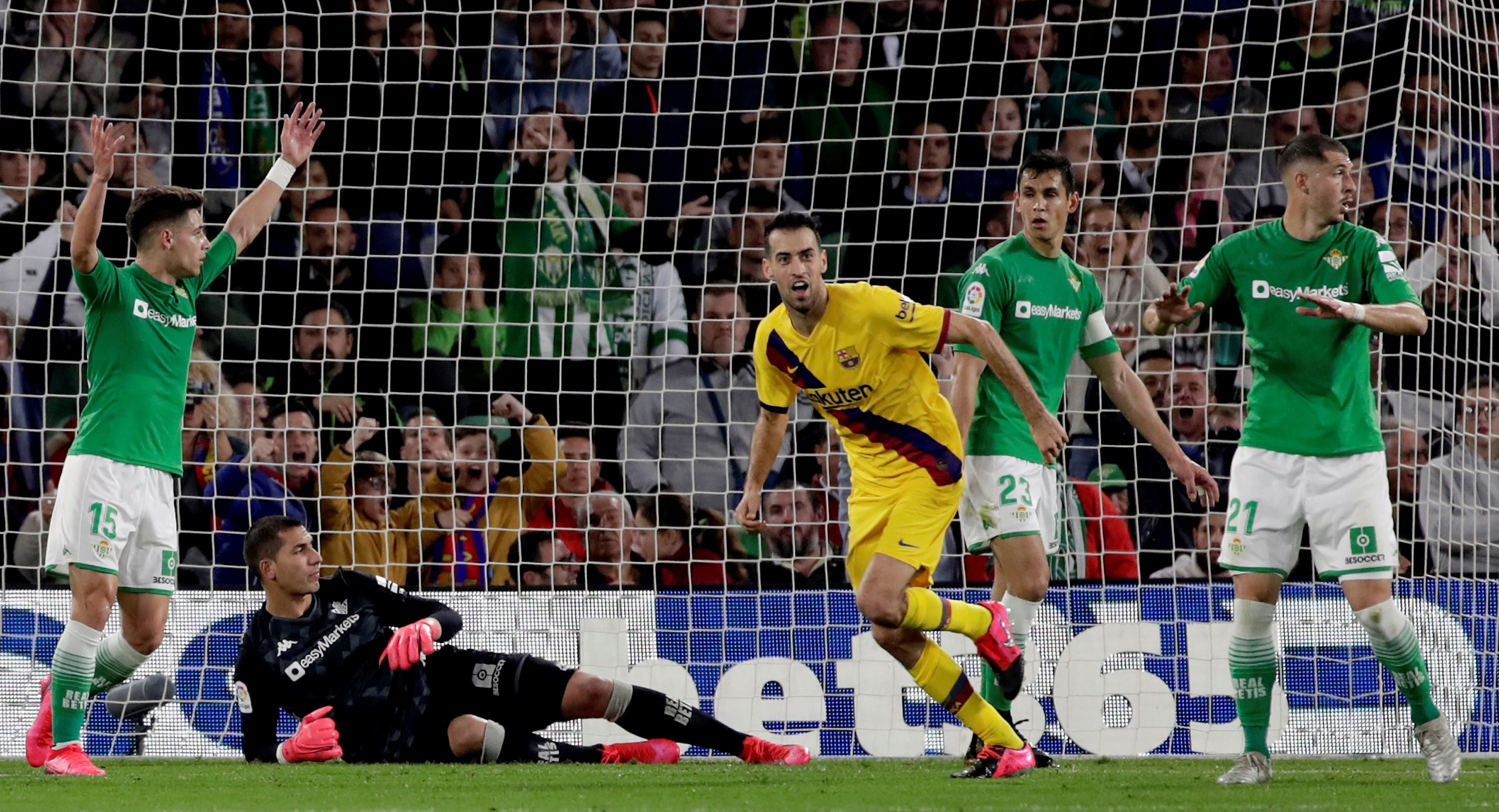 Sergio Busquets celebra su gol contra el Betis en el Villamarín / EFE