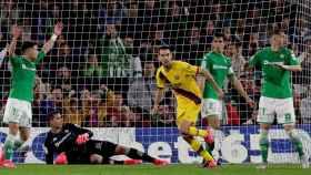 Sergio Busquets celebra su gol contra el Betis en el Villamarín / EFE