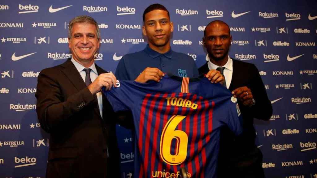 Una foto de Todibo, junto a Eric Abidal y Jordi Mestre en su presentación como jugador del Barça / FCB