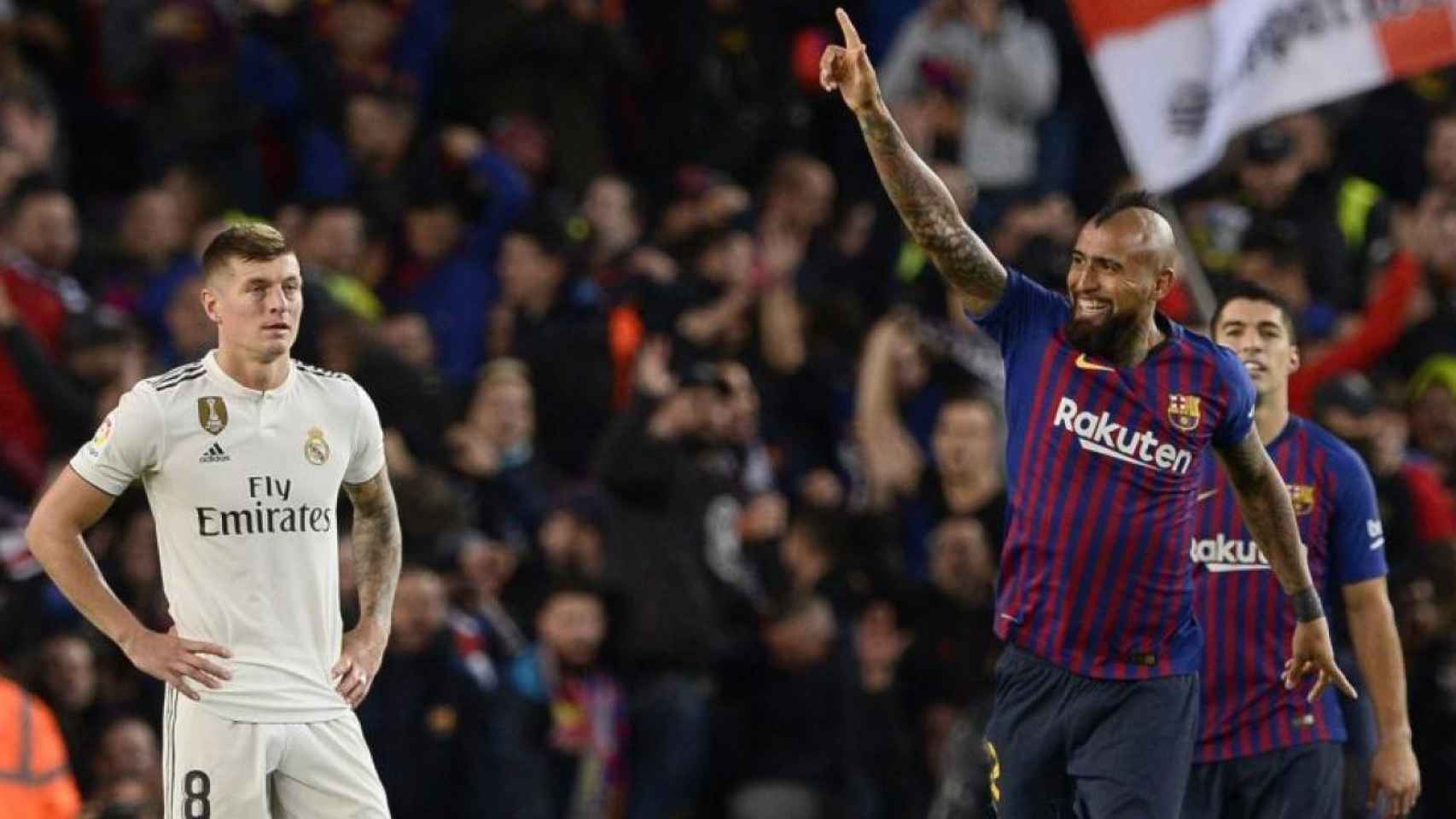 Arturo Vidal (Barça) celebra su gol en el último Clásico ante la mirada perdida de Toni Kroos (Real Madrid) / EFE