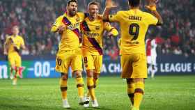 Messi, Arthur y Luis Suárez celebrando el primer gol de Barça en Praga / EFE