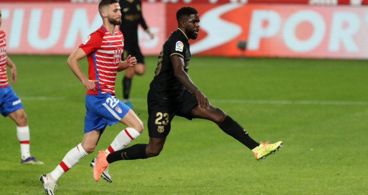 Samuel Umtiti en una acción contra el Granada / FC Barcelona