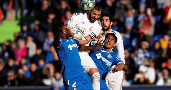 Benzema luchando un balón aéreo contra el Getafe / EFE