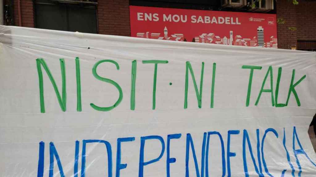 Pancarta independentista ante la sede del PSC de Sabadell / @cdrsabadell