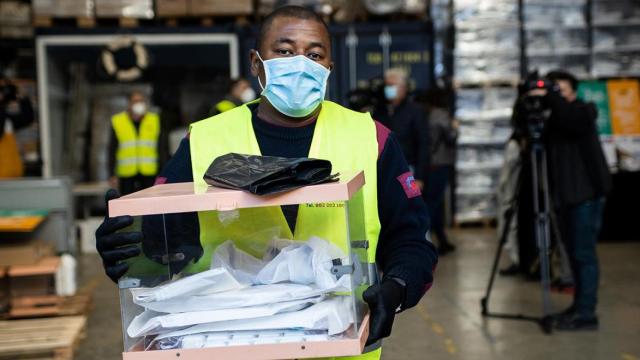 Un operario transporta material electoral para los próximos comicios en Cataluña en un almacén del Ayuntamiento de Barcelona / MARC BRUGAT - EUROPA PRESS