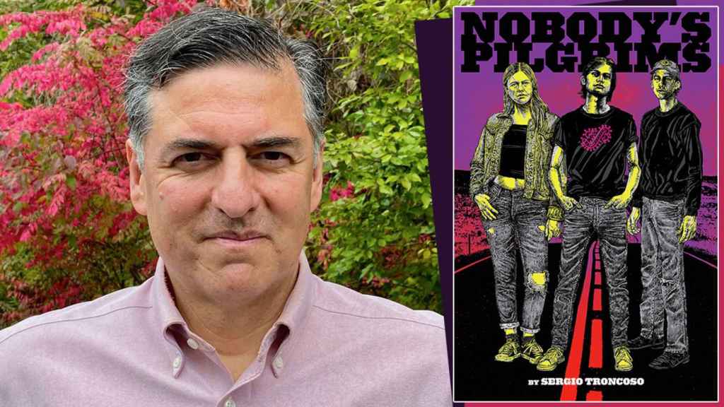 El escritor Sergio Troncoso y la portada de su última novela, 'Nobody's Pilgrims'