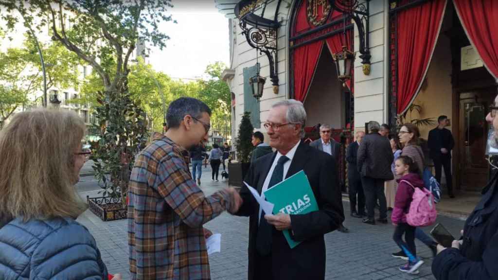 Trabajadores del Hotel Palace de Barcelona saludan a Xavier Trias durante su protesta este viernes / HUGO SÁNCHEZ - CG