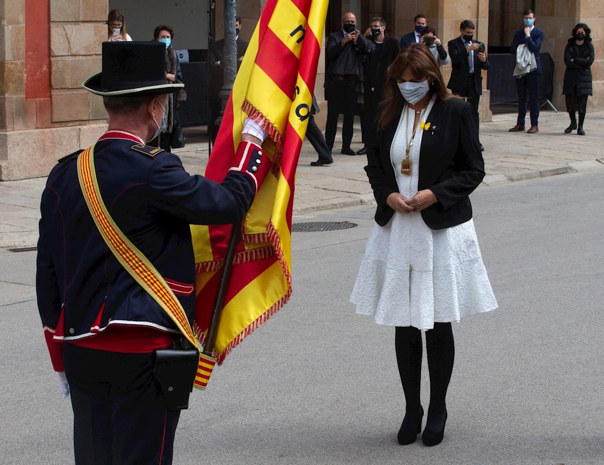 La expresidenta del Parlament, Laura Borràs (JxCat), pasando revista a la guardia de honor de los Mossos d'Esquadra / EFE