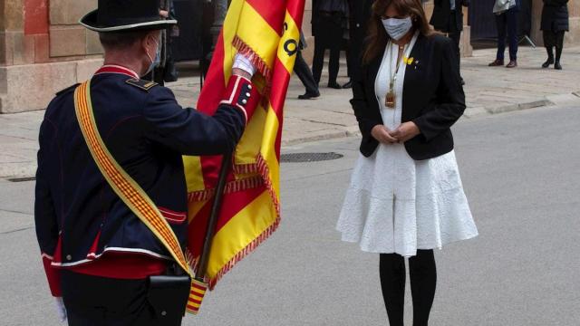 La expresidenta del Parlament, Laura Borràs (JxCat), pasando revista a la guardia de honor de los Mossos d'Esquadra / EFE