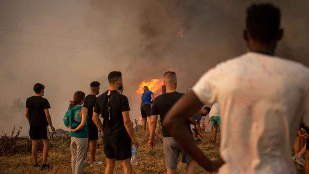 Vecinos observan las llamas del incendio del Pont de Vilomara (Barcelona) / EP